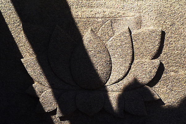 포토 JPG 주간 한국문화 한국전통 전통 문양 꽃 전통문화 조각 백그라운드 무늬 꽃무늬 한국 석조 그림자 근접촬영 사람없음 야외 빛 조형물 조각상 전통무늬 전통문양 돌_바위 돌조각 부조 조각_조소 국내포토 자연요소 식물 동양문화 아시아 문화 뷰포인트 미술 조소 파일형식