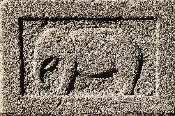 포토 JPG 주간 동물 한국문화 한국전통 전통 문양 전통문화 조각 백그라운드 무늬 코끼리 프레임 한국 석조 틀 근접촬영 사람없음 야외 조형물 조각상 전통무늬 전통문양 돌_바위 가장자리 돌조각 동물모양 동물문양 부조 조각_조소 국내포토 자연요소 모양 동양문화 아시아 문화 뷰포인트 포유류 미술 둘레 조소 파일형식