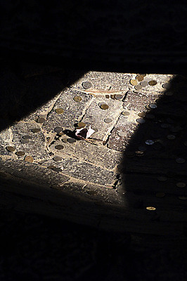 포토 JPG 주간 백그라운드 지폐 돈 바닥 그림자 사람없음 야외 빛 동전 어둠 돌_바위 원화 국내포토 자연요소 재산 파일형식