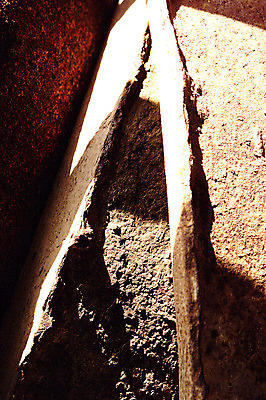 포토 JPG 주간 백그라운드 그림자 근접촬영 사람없음 야외 빛 손상 돌_바위 바위 틈 균열 국내포토 자연요소 뷰포인트 컨셉 모션 파일형식