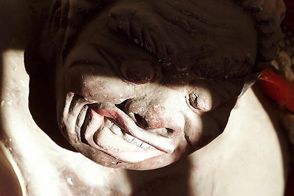 포토 JPG 주간 한국문화 한국전통 전통 전통문화 얼굴 조각 한국 표정 그림자 근접촬영 사람없음 야외 빛 조형물 동상 조각상 얼굴모양 목각 수호신 조각_조소 국내포토 자연요소 모양 동양문화 아시아 문화 뷰포인트 미술 신체부위 신_종교 기념물 조소 파일형식