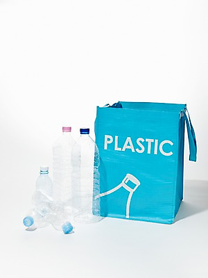 포토 JPG 스튜디오촬영 실내 사람없음 자연보호 환경 재활용 에너지 절약 그린에너지 보호 플라스틱 환경보전 에너지절약 페트병 부직포가방 타포린가방 국내포토 컨셉 가방 자연 재질 내부 사회이슈 친환경 병_담는 파일형식