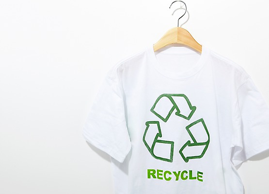 포토 JPG 스튜디오촬영 기호 상의 티셔츠 실내 사람없음 자연보호 환경 재활용 에너지 절약 그린에너지 보호 옷걸이 환경보전 에너지절약 국내포토 문자 옷 컨셉 셔츠 자연 내부 사회이슈 친환경 파일형식