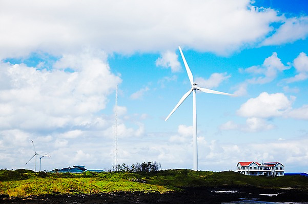 포토 JPG 구름 하늘 바람 주택 풍경 초원 사람없음 야외 건물 자연보호 환경 에너지 절약 그린에너지 풍력에너지 보호 환경보전 에너지절약 국내포토 자연요소 건축물 컨셉 자연 날씨 사회이슈 파일형식