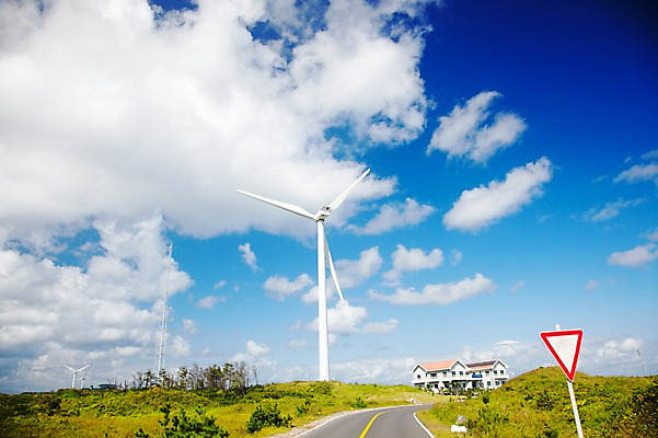포토 JPG 구름 도로 길 하늘 바람 주택 풍경 잔디 초원 사람없음 야외 건물 자연보호 환경 에너지 표지판 절약 그린에너지 풍력에너지 보호 환경보전 에너지절약 국내포토 자연요소 식물 건축물 컨셉 교통시설 자연 날씨 알림판 사회이슈 파일형식