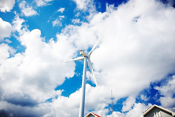 포토 JPG 구름 하늘 지붕 바람 주택 사람없음 야외 자연보호 환경 에너지 절약 그린에너지 풍력에너지 보호 환경보전 에너지절약 국내포토 자연요소 컨셉 자연 날씨 건물 사회이슈 파일형식