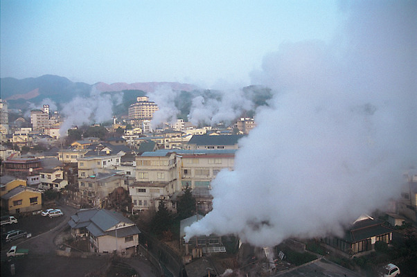 포토 JPG 주간 해외풍경 해외 건축물 풍경 사람없음 야외 건물 하이앵글 도시풍경 일본 온천 도시 연기 국내포토 자연요소 건축 아시아 뷰포인트 스파 파일형식