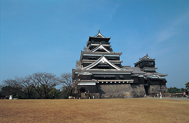 포토 JPG 주간 나무 식물 해외풍경 해외 건축물 건축 여행 해외건축 사람 풍경 여러명 야외 건물 여행객 일본 동양건축 성 군중 관람 일본건축 구마모토성 산성 일본성 국내포토 자연요소 아시아 다수 구마모토 파일형식 동양