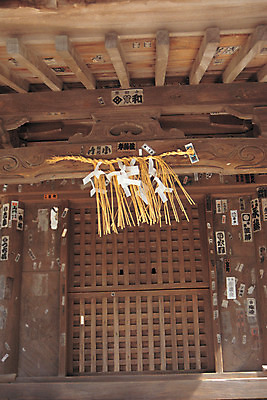 포토 JPG 주간 해외풍경 해외 건축물 건축 종교 해외건축 종교건축 종교시설 풍경 사람없음 야외 건물 일본 동양건축 사찰 사원 처마 목조 새끼줄 부적 사당 신사_일본건축 국내포토 자연요소 아시아 줄 비즈니스 시설 일본건축 파일형식 동양