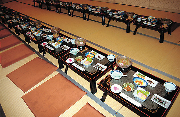 포토 JPG 해외풍경 해외 그릇 접시 아시아 음식 젓가락 반찬 수저 실내 방석 풍경 사람없음 숟가락 일본 식사 냄비 상차림 밥상 나베 다다미 일본음식 국내포토 식기 나라 탁자 내부 솥 파일형식