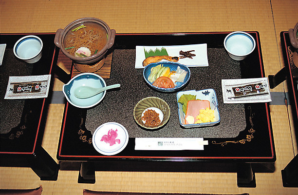 포토 JPG 해외풍경 해외 그릇 접시 음식 젓가락 수저 실내 풍경 사람없음 하이앵글 숟가락 일본 식사 냄비 상차림 밥상 나베 일본음식 국내포토 식기 아시아 뷰포인트 탁자 내부 솥 파일형식