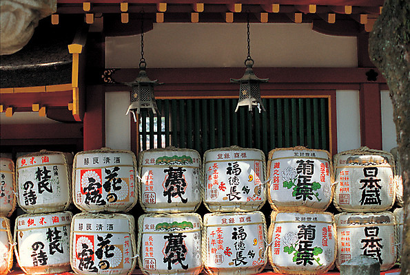 포토 JPG 주간 문자 전통 해외풍경 해외 건축물 술병 통 풍경 사람없음 야외 건물 일본 한자 동양건축 용기 민속 처마 전통주 민속주 술독 술통 양조장 국내포토 자연요소 그릇 건축 아시아 병_용기 주류 파일형식 동양