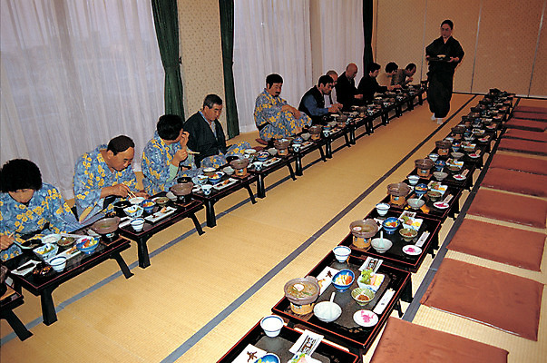 포토 JPG 해외풍경 해외 그릇 접시 아시아 음식 반찬 방석 서기 사람 앉기 동양인 여러명 일본 식사 예절 전통의상 상차림 일본인 밥상 다다미 식사예절 유카타 일본음식 국내포토 외국인 전통 식기 나라 다수 모션 탁자 인종 풍경 일본전통의상 파일형식