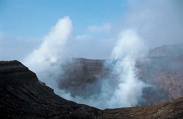 포토 JPG 주간 구름 해외풍경 해외 자연현상 자연 하늘 산 풍경 사람없음 야외 일본 연기 정상 화산 분화구 활화산 국내포토 자연요소 아시아 생태계 파일형식