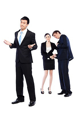포토 JPG 스튜디오촬영 전신 서양인 외국인 해외기획촬영 여자 2011년태국 남자 포즈 비즈니스 모션 실내 표정 대화 서기 누끼 사람 정장 손짓 20대 성인 세명 경쟁 가리킴 비즈니스맨 비즈니스우먼 찡그림 목표 뒷담화 험담 황당 청년만 성인만 의아 국내포토 옷 감정 컨셉 말하기 인종 청년 내부 직장인 파일형식