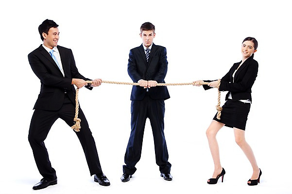 포토 JPG 스튜디오촬영 전신 서양인 외국인 해외기획촬영 여자 2011년태국 남자 포즈 비즈니스 모션 실내 피곤 서기 웃음 들기 누끼 사람 정장 손짓 20대 성인 세명 경쟁 비즈니스맨 비즈니스우먼 심판 목표 라이벌 줄다리기 청년만 성인만 국내포토 옷 컨셉 놀이 표정 인종 청년 내부 직장인 파일형식