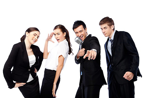 포토 JPG 스튜디오촬영 서양인 외국인 해외기획촬영 여자 2011년태국 남자 허리손 포즈 비즈니스 노래 모션 놀이 실내 서기 미소 웃음 누끼 사람 정장 손짓 이벤트 여러명 상반신 20대 성인 경쟁 가리킴 비즈니스맨 비즈니스우먼 목표 알림 마이크 즐거움 청년만 성인만 국내포토 옷 감정 음악 음향기기 다수 컨셉 표정 인종 청년 내부 직장인 파일형식