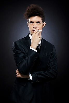 포토 JPG 스튜디오촬영 서양인 외국인 해외기획촬영 남자 2010년태국 포즈 비즈니스 모션 흡연 담배 실내 한명 서기 들기 사람 정장 손짓 상반신 20대 성인 비즈니스맨 한개비 남자만 남자한명만 성인남자만 청년만 청년남자만 청년남자한명만 성인한명만 성인남자한명만 성인만 국내포토 1 옷 인종 청년 내부 직장인 파일형식