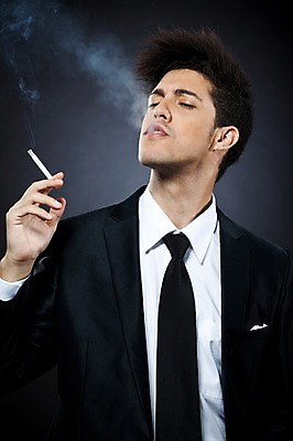 포토 JPG 스튜디오촬영 서양인 외국인 해외기획촬영 남자 2010년태국 포즈 비즈니스 모션 흡연 담배 실내 한명 서기 들기 사람 정장 손짓 상반신 20대 성인 비즈니스맨 연기 담배연기 한개비 남자만 남자한명만 성인남자만 청년만 청년남자만 청년남자한명만 성인한명만 성인남자한명만 성인만 국내포토 1 옷 인종 청년 내부 직장인 파일형식