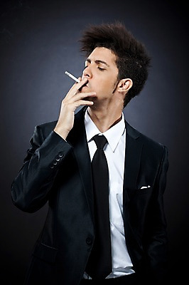포토 JPG 스튜디오촬영 서양인 외국인 해외기획촬영 남자 2010년태국 포즈 비즈니스 모션 흡연 담배 실내 한명 서기 들기 사람 정장 손짓 상반신 20대 성인 비즈니스맨 연기 담배연기 한개비 남자만 남자한명만 성인남자만 청년만 청년남자만 청년남자한명만 성인한명만 성인남자한명만 성인만 국내포토 1 옷 인종 청년 내부 직장인 파일형식