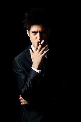 포토 JPG 스튜디오촬영 서양인 외국인 해외기획촬영 남자 2010년태국 포즈 비즈니스 모션 흡연 담배 실내 한명 서기 들기 사람 정장 손짓 상반신 20대 성인 비즈니스맨 한개비 남자만 남자한명만 성인남자만 청년만 청년남자만 청년남자한명만 성인한명만 성인남자한명만 성인만 국내포토 1 옷 인종 청년 내부 직장인 파일형식
