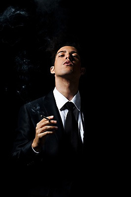 포토 JPG 스튜디오촬영 서양인 외국인 해외기획촬영 남자 2010년태국 포즈 비즈니스 모션 흡연 담배 실내 한명 서기 들기 사람 정장 손짓 상반신 20대 성인 비즈니스맨 연기 담배연기 한개비 남자만 남자한명만 성인남자만 청년만 청년남자만 청년남자한명만 성인한명만 성인남자한명만 성인만 국내포토 1 옷 인종 청년 내부 직장인 파일형식