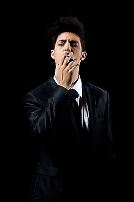 포토 JPG 스튜디오촬영 서양인 외국인 해외기획촬영 남자 2010년태국 포즈 비즈니스 모션 흡연 담배 실내 한명 서기 들기 사람 정장 손짓 상반신 20대 성인 비즈니스맨 연기 담배연기 한개비 남자만 남자한명만 성인남자만 청년만 청년남자만 청년남자한명만 성인한명만 성인남자한명만 성인만 국내포토 1 옷 인종 청년 내부 직장인 파일형식