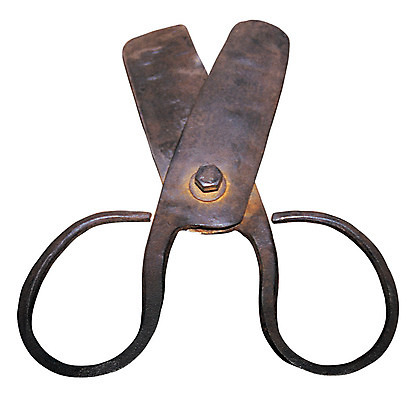 포토 JPG 스튜디오촬영 한국문화 한국전통 전통 전통문화 생활용품 전통소품 가위 실내 누끼 사람없음 한개 도구 공구 빈티지 철 오브젝트 부식 엿가위 국내포토 1 동양문화 문화 컨셉 문구용품 한국 가위_도구 내부 파일형식