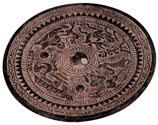 포토 JPG 스튜디오촬영 한국문화 한국전통 전통 문양 전통문화 생활용품 무늬 전통소품 실내 누끼 사람없음 한개 거울 골동품 빈티지 오브젝트 부식 청동 구리 청동거울 국내포토 1 동양문화 문화 컨셉 유물 한국 내부 원소 파일형식