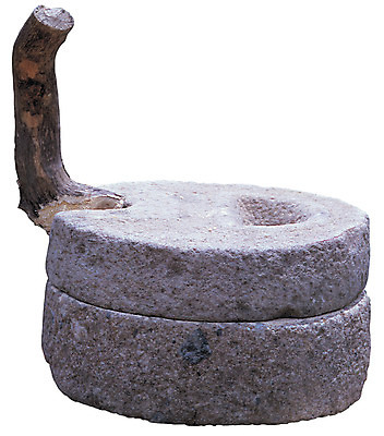 포토 JPG 스튜디오촬영 한국문화 한국전통 전통 전통문화 생활용품 전통소품 실내 누끼 사람없음 한개 돌_바위 도구 농기구 오브젝트 맷돌 국내포토 1 동양문화 문화 농업 한국 내부 파일형식