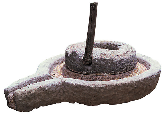 포토 JPG 스튜디오촬영 한국문화 한국전통 전통 전통문화 생활용품 전통소품 실내 누끼 사람없음 한개 돌_바위 도구 농기구 오브젝트 맷돌 국내포토 1 동양문화 문화 농업 한국 내부 파일형식