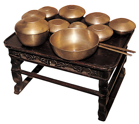 포토 JPG 스튜디오촬영 한국문화 한국전통 전통 그릇 식기 전통문화 젓가락 전통소품 수저 실내 누끼 사람없음 숟가락 여러개 국그릇 밥상 오브젝트 밥그릇 놋그릇 반상기 국내포토 동양문화 문화 다수 탁자 한국 내부 파일형식