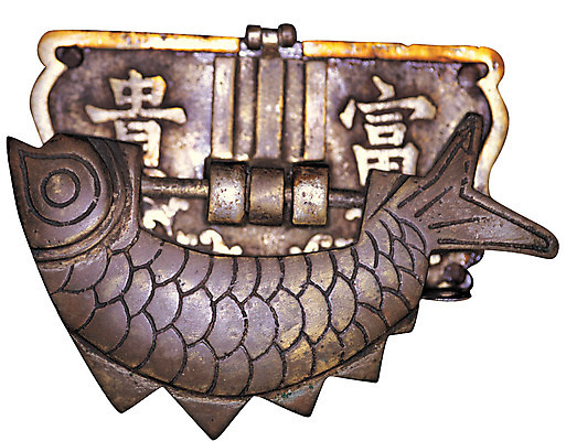 포토 JPG 스튜디오촬영 문자 한국문화 한국전통 전통 전통문화 생활용품 전통소품 자물쇠 실내 어류 누끼 사람없음 금속 한자 골동품 개 오브젝트 잠금 동물모양 붕어 붕어자물쇠 국내포토 모양 동물 동양문화 문화 포유류 재질 유물 한국 내부 수중동물 보안 파일형식