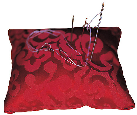 포토 JPG 스튜디오촬영 한국문화 한국전통 전통 전통문화 컬러 생활용품 전통소품 실내 누끼 사람없음 빨간색 한개 바늘 실 바느질도구 바늘꽂이 오브젝트 국내포토 1 동양문화 문화 한국 내부 도구 꽂이 파일형식