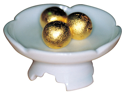 포토 JPG 그릇 접시 컬러 의학 실내 누끼 사람없음 약 한의학 금색 세개 한약 한의원 한약방 청심환 환 국내포토 식기 병원 3 내부 파일형식