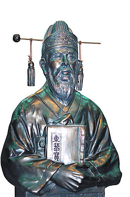 포토 JPG 의학 누끼 사람없음 조형물 동상 조각상 한의학 역사 한의사 동의보감 허준 흉상 국내포토 미술 의사 기념물 의술서적 조각_조소 파일형식 의관