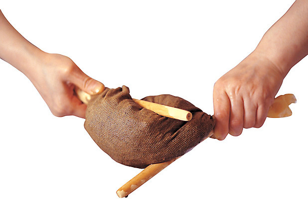 포토 JPG 손 신체 의학 한명 들기 누끼 신체부위 한의학 양손 약재 한약재 막대기 한약 한의원 한약방 약짜기 국내포토 1 모션 병원 사람 약 짜기 파일형식