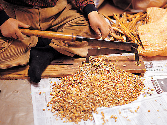 포토 JPG 남자 재료 의학 실내 한명 사람 약 한의학 약재 한약재 칼 한약 자르기 원료 한의원 한약방 약작두 작두 절단기 남자만 남자한명만 국내포토 1 모션 병원 내부 기계 파일형식