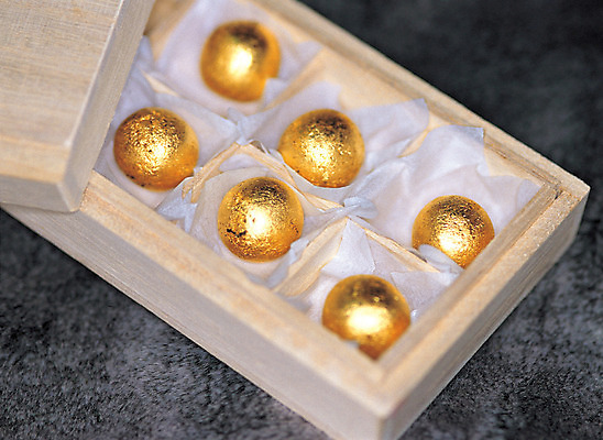 포토 JPG 컬러 포장 의학 실내 사람없음 상자 하이앵글 약 여러개 한의학 금색 오픈 한약 나무상자 한의원 한약방 청심환 환 국내포토 뷰포인트 다수 병원 내부 파일형식