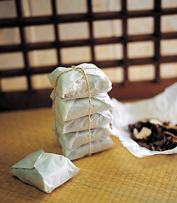 포토 JPG 종이 재료 포장 의학 실내 사람없음 아웃포커스 약 한의학 약재 한약재 한약 묶기 돗자리 원료 한의원 한약방 약첩 국내포토 모션 촬영기법 병원 내부 파일형식