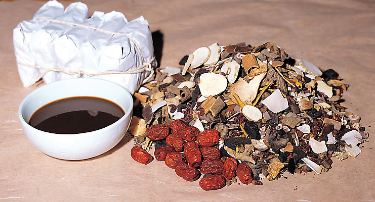 포토 JPG 그릇 종이 재료 포장 사람없음 약 한의학 약재 한약재 대접 사발 한약 묶기 원료 대추 한의원 한약방 약첩 탕약 한약첩 국내포토 식기 의학 모션 병원 사기그릇 파일형식