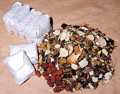 포토 JPG 종이 재료 포장 의학 실내 사람없음 하이앵글 약 한의학 약재 한약재 한약 묶기 원료 대추 한의원 한약방 약첩 한약첩 국내포토 뷰포인트 모션 병원 내부 파일형식