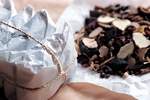 포토 JPG 종이 재료 포장 의학 근접촬영 사람없음 아웃포커스 약 한의학 약재 한약재 한약 묶기 원료 한의원 한약방 약첩 한약첩 국내포토 뷰포인트 모션 촬영기법 병원 파일형식