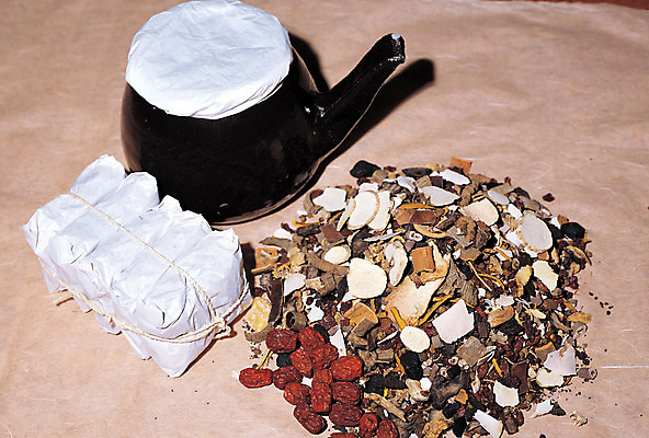 포토 JPG 재료 의학 주전자 실내 사람없음 하이앵글 약 한의학 약재 한약재 한약 원료 한의원 한약방 약탕기 약첩 탕약 한약첩 국내포토 뷰포인트 주방용품 병원 내부 파일형식