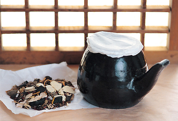 포토 JPG 재료 의학 주전자 실내 사람없음 한의학 약재 한약재 한약 원료 한의원 한약방 약탕기 약첩 한약첩 국내포토 주방용품 병원 내부 약 파일형식