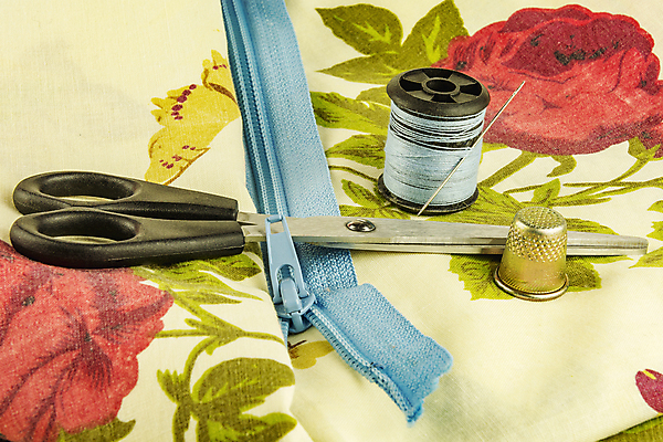 포토 JPG 해외이미지 디자인 장신구 사람없음 파란색 세트 유행 금속 기구 직물 면 실 수리 바느질 철 질감 잠금 땀 실타래 섬유 지퍼 재단 감싸기 골무 놋쇠 철강 해외202105 해외포토 컬러 모션 재질 보안 파일형식