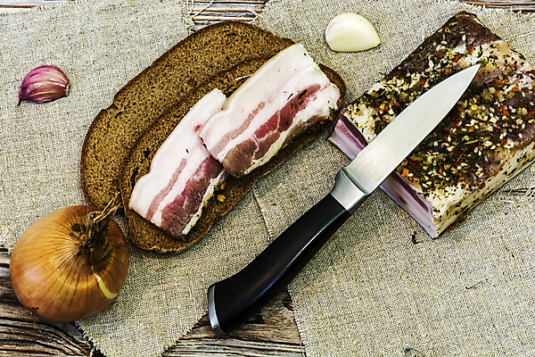 포토 JPG 해외이미지 빵 양파 마늘 사람없음 조미료 베이컨 식칼 절임 나무배경 해외포토 음식 백그라운드 채소 주방용품 돼지고기 향미료 파일형식