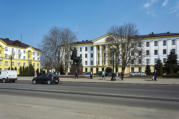 포토 JPG 해외이미지 나무 도로 조각 건축양식 자동차 전등 조명 거리 사람없음 도시 보행자 받침대 정사각형 지역 천연기념물 벨로루시 해외202105 해외포토 도형 식물 건축 길 육상교통 교통시설 파일형식