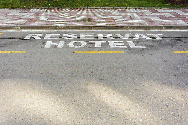 포토 JPG 해외이미지 도로 조각 이동 무늬 호텔 거리 경고 잔디 사람없음 노란색 페인트 정보 흰색 보행로 위험 주차 방향 심볼 타일 사인 질감 도로표지판 보안 규칙 예약 그만 국경 해외202105 해외포토 식물 길 컬러 컨셉 교통시설 숙소 안전 표지판 파일형식