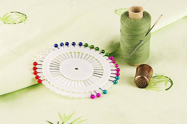 포토 JPG 해외이미지 무료이미지 디자인 장신구 사람없음 초록색 세트 유행 금속 공구 직물 면 실 수리 바느질 철 질감 땀 실타래 청동 섬유 재단 재단사 골무 철강 해외202105 해외포토 직업 컬러 재질 도구 파일형식